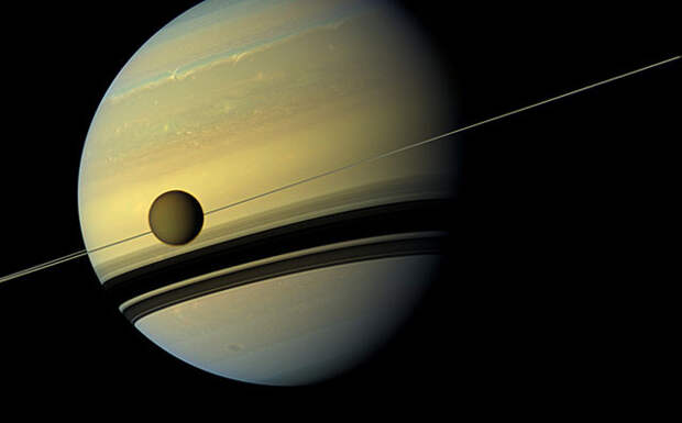Сатурн и его крупнейший спутник Титан