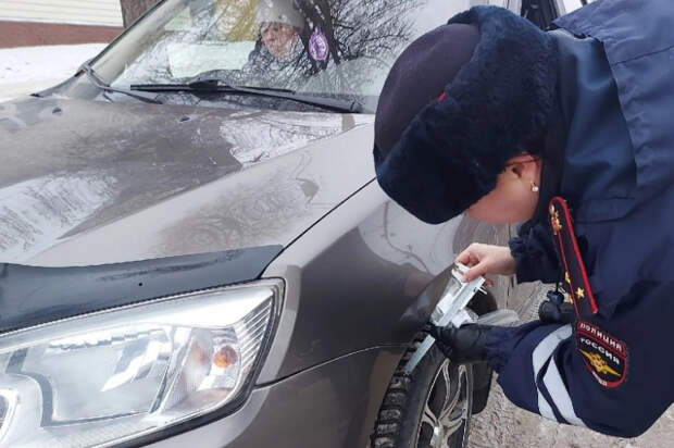 Госавтоинспекция города Набережные Челны в связи с неблагоприятными и переменчивыми погодными условиями призывает водителей не спешить менять на автомобилях зимнюю резину на летнюю