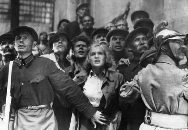 Кадр из фильма *Партийный билет*, 1936 | Фото: kino-teatr.ru Кадр из фильма *Партийный билет*, 1936 | Фото: kino-teatr.ru