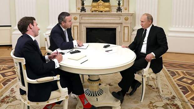 Президент РФ Владимир Путин во время интервью журналистам газеты Financial Times. 27 июня 2019 Президент РФ Владимир Путин во время интервью журналистам газеты Financial Times. 27 июня 2019