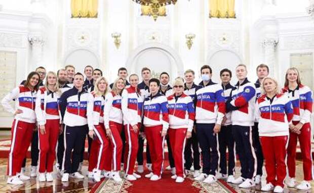 На фото: сборная России по плаванию фотографируется в преддверии XXXII летних Олимпийских игр в Токио