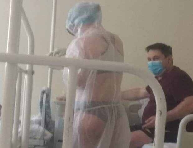 Медсестру отстранили от работы за ношение прозрачного халата