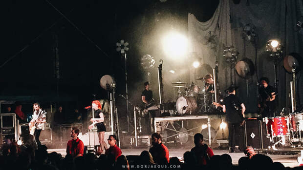 Paramore-Writing-The-Future-San-Diego-2015-8.jpg