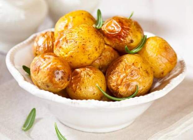 Печеный картофель с испанским соусом – рецепт с фото