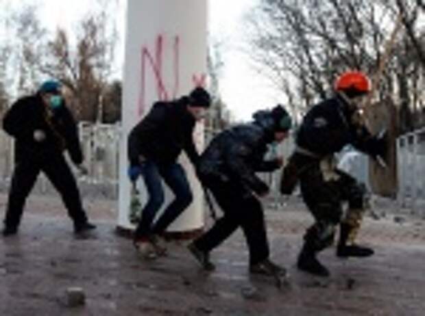 Митингующие в Киеве сооружают катапульту
