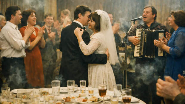 Китайский ассенизатор приехал на свадьбу на девяти машинах с нечистотами