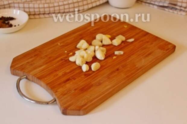 Чеснок нарезать на тонкие дольки, добавить в сковороду, жарить 1 минуту.