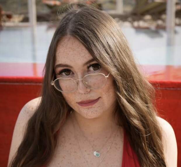 Модель с макромастией пожаловалась, что не может летать в экономе, из-за груди