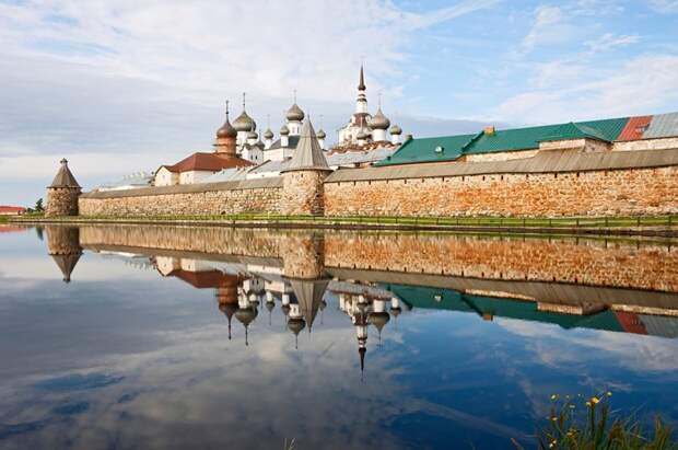 Соловецкий монастырь, Архангельская область. Мужской монастырь появился на Соловецких островах в 1430-е годы. С приходом к власти большевиков, он был ликвидирован, а в 1923 году на его территории создан первый в стране лагерь особого назначения история, факты