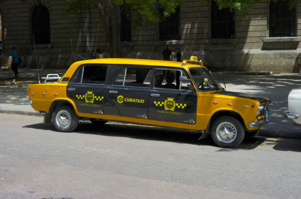 Шестидверная «Лада»-лимузин – чудо чудное в России, но типичное такси, который можно увидеть каждый день в Гаване. | Фото: flickr.com.