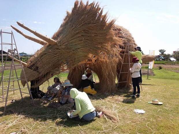 Гигантские соломенные динозавры вторглись на японские поля после уборки риса