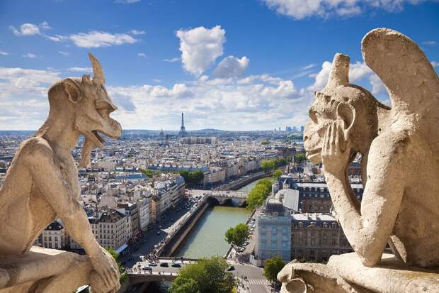 Собор Парижской Богоматери - отсюда прекрасно видно другой символ Парижа и Франции - Эйфелеву башню.