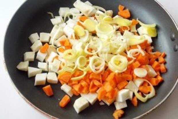 Лук-порей нарезаем колечками и добавляем к моркови и сельдерею. Припускаем овощи на сковороде в небольшом количестве растительного масла. Можно взять оливковое или подсолнечное.