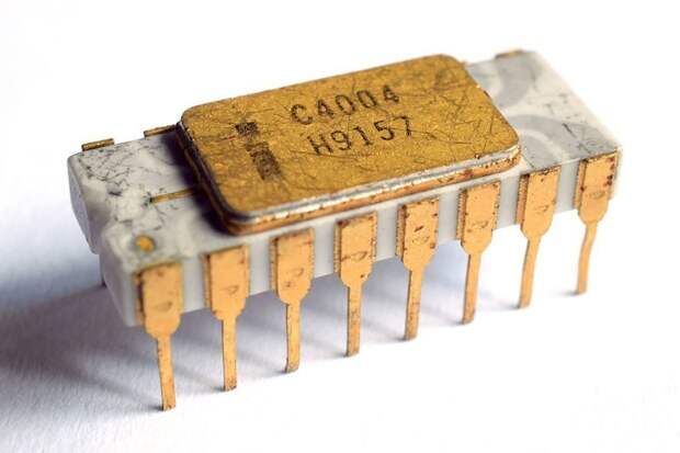 15.11.1971 американская фирма Intel выпустила свой первый микропроцессор, совершивший революцию в электронике и изменивший мир. Модель 4004 была размером с ноготь и обладала вычислительной мощностью, первого компьютера ENIAC, созданного в 1946-м и за история, события, фото