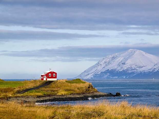 12. Маленький красный дом. Исландия.