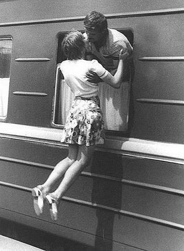 Romantic Kisses in the Past That You Have Rarely Seen Today (13)