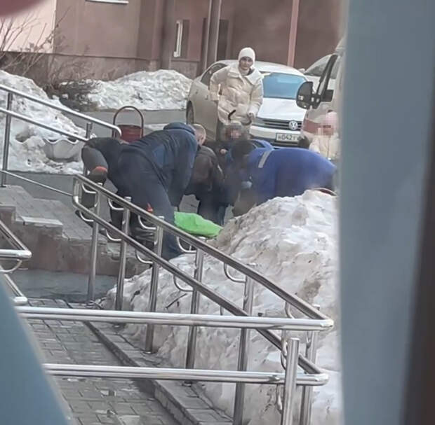 Российского шестиклассника нашли без признаков жизни под окнами дома