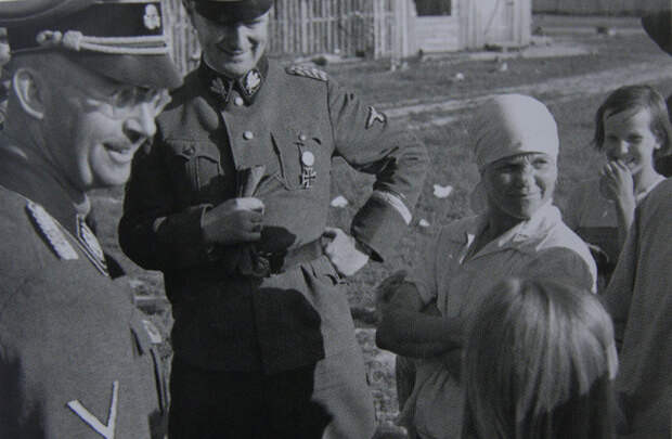 Новинки, 15 августа 1941 г. Г. Гиммлер и К. Вольф беседуют с местными жителями.