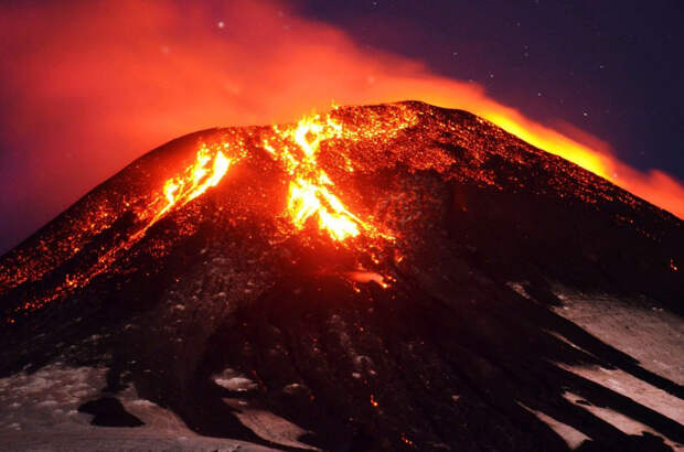 Вытекающая из вулкана Вильяррика лава.