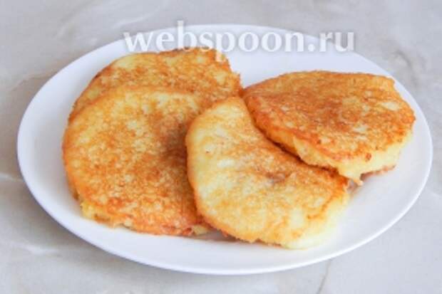 Готовые драники с лисичками и солёной грудинкой можно положить на бумажные полотенца, кому не нравится много масла, но по определению это очень сытное жирное блюдо. Подаём дараники горячими со сметаной.