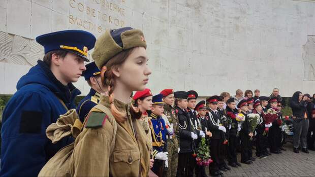 В Ялте в День Неизвестного Солдата к мемориалам воинской славы возложили цветы