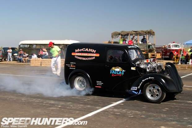 Hot-rod гонки на заброшенном аэродроме в Калифорнии (60 фото)