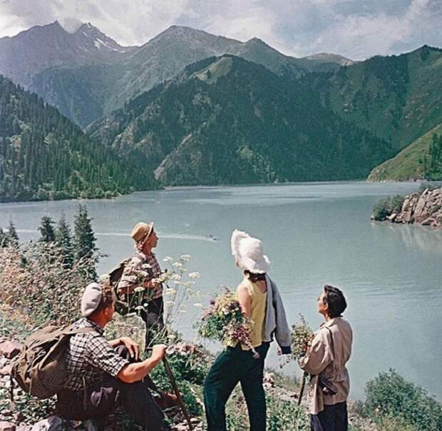 Туристы на озере Иссык-Куль.