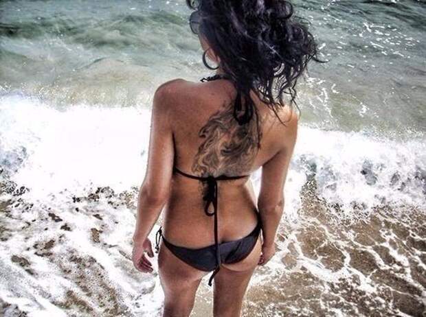 Девушка с черными волосами на пляже