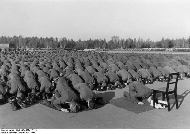 23. Бойцы мусульманской дивизии СС совершают молитву, ноябрь 1943 года. интересное, исторические фото, история, фото