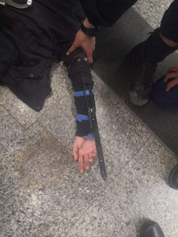 Копы повязали ассасина с 30-сантиметровыми лезвиями на руках Копы повязали ассасина с 30-сантиметровыми лезвиями на руках