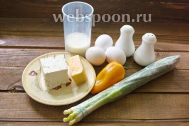 Для приготовления омлета нам нужно: молоко, яйца, соль и перец, брынза и твёрдый сыр (у меня Российский), болгарский перец, зелёный лук. Ещё 1 ч. ложка муки (факультативно) и растительное масло для обжарки. Мука укрепит корж омлета, но её можно не добавлять. Омлет с мукой легче нарезается и более эластичный. Для приготовления блюда нужна сковорода, которую можно поставить в духовку.