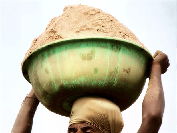 В мире заканчивается песок, и воры готовы убивать ради него.