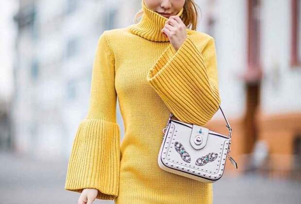 Как стильно носить вязанное платье