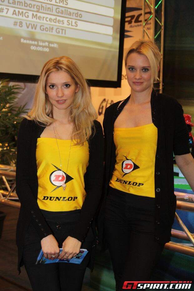 Девушки с автосалона Essen Motor Show (72 фото)