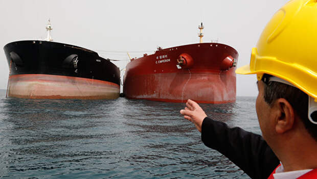 Нефтяные танкеры у нефтедобывающей платформы в районе иранского острова Харк в Персидском заливе Нефтяные танкеры у нефтедобывающей платформы в районе иранского острова Харк в Персидском заливе