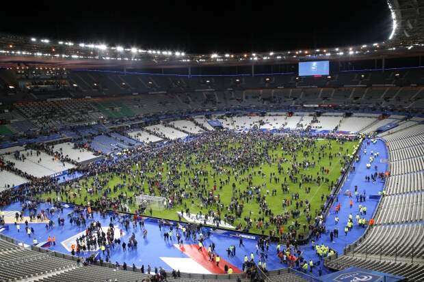 В это время там шел матч между сборными Франции и Германии. На трибунах было 80 тыс. человек. На фото: сразу после начала стрельбы. Stade de France