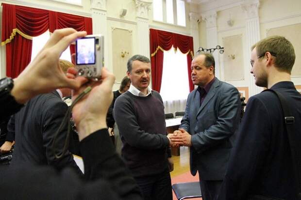 Стрелков в Екатеринбурге предрек Путину судьбу Милошевича. Стрелков в Екатеринбурге предрек Путину судьбу Милошевича.