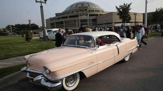 Сотни розовых Кадиллаков проводили в последний путь певицу Арету Франклин Aretha Franklin, cadillac, авто, автомобили, звезды, знаменитость, певица, похороны