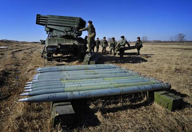 Российская модернизированная реактивная система залпового огня "Торнадо-Г" калибра 122 мм. Создана на базе РСЗО "Град". Система по боевой эффективности в 15 раз превосходит предшественника, отношение массы пороха к массе корпуса в новой ракете улучшено в 10 раз 