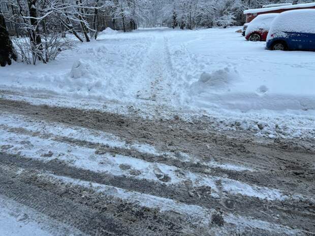 На Индустриальном ликвидировали вытекание холодной воды на проезжую часть