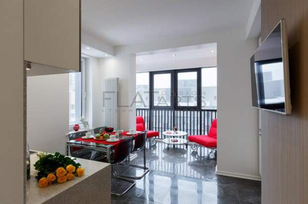 Интерьер кухни с балконом, современная светлая кухня с яркими акцентами, фото стильных кухонь