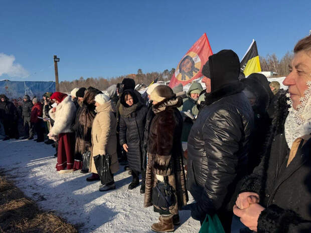 Братчане окунаются в проруби в минус 30