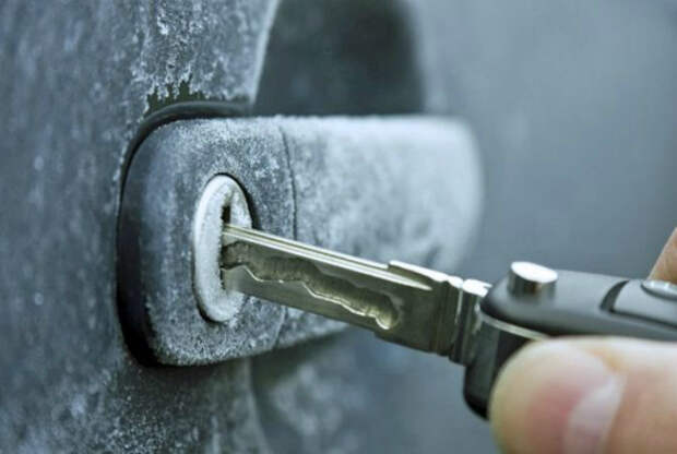 Нанесите немного дезинфицирующего средства для рук на ключ, чтобы быстро открыть замерзший замок.