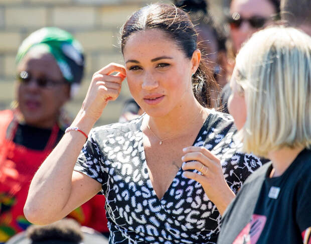 Сначала Меган просто сняла помолвочное кольцо…