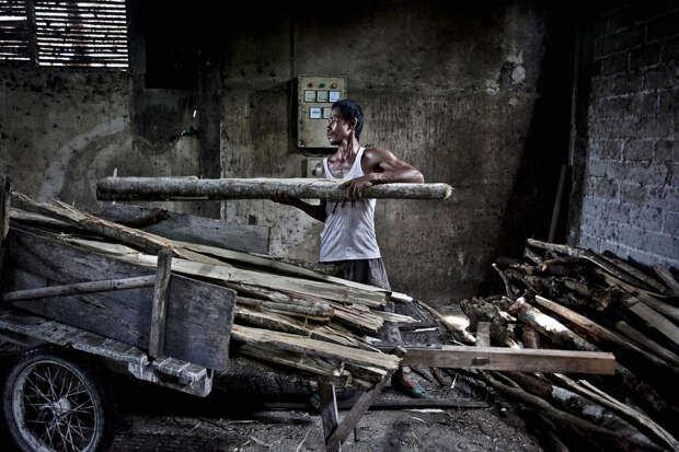 В Индонезии лапшу принято обжаривать. Вот работник привез дрова для печи