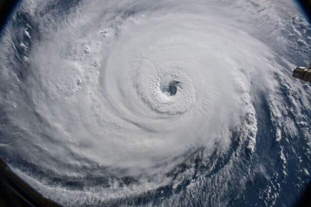 Снимки урагана из космоса сделаны с Международной космической станции 12 сентября 2018. Фото NASA. nasa, космос, мкс, природа, стихия, ураган, фото, фотографии