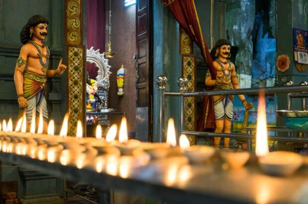 Вход в Храмовую пещеру охраняет множество статуй (Batu Caves, Малайзия). | Фото: malaysia-traveller.com.