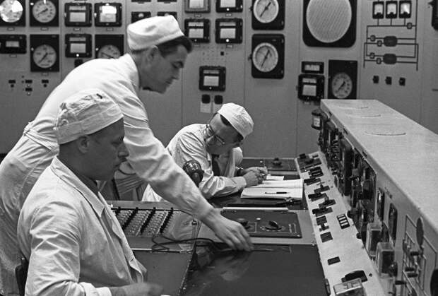 У пульта управления реактором Обнинской атомной электростанции (АЭС), запущенной 27 июня 1954 года,1967
