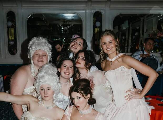 Актриса Милли Бобби Браун в корсете и чулках отпраздновала 22-летие