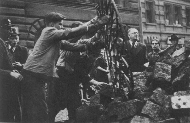 Красная Армия спасла столицу Чехословакии от уничтожения